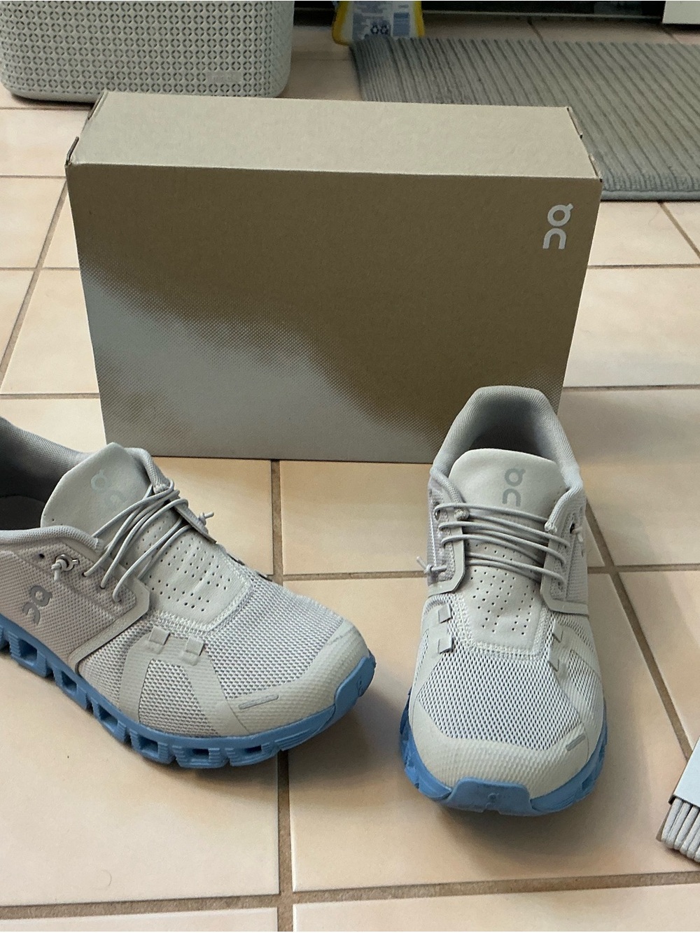 On Cloud 5 Women’s Running Sneakers Pearl/ Neptune Sz 9 EUC!